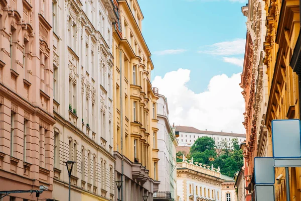 Edifícios coloridos e Castelo de Spilberk em Brno, República Checa — Fotografia de Stock