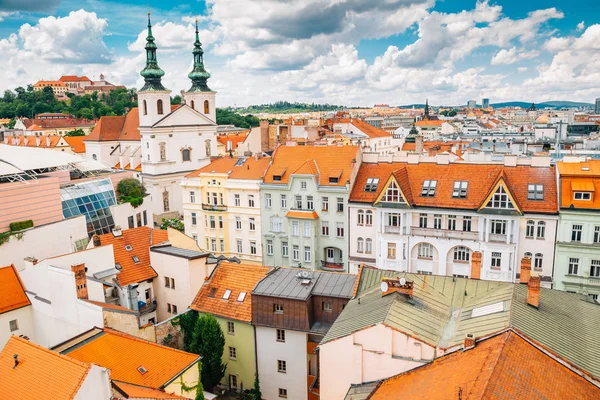 Brno, Çek Cumhuriyeti'ndeki Eski Belediye Binası kulesinden Spilberk Kalesi ve şehir manzarası — Stok fotoğraf