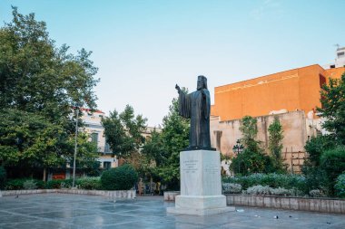 Atina, Yunanistan - 5 Ağustos 2019 : Metropolitan Katedrali Meydanı'nda Damaskinos Papandreu Heykeli
