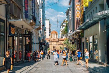 Atina, Yunanistan - 5 Ağustos 2019 : Ermou sokak alışveriş bölgesi