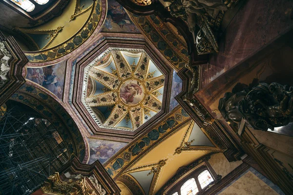 Olomouc, République tchèque - 19 juin 2019 : Intérieur de l "église Saint-Michel — Photo