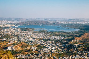 Pichola Gölü ve Udaipur Muson Sarayı'ndan eski şehir panoramik görünümü, Hindistan