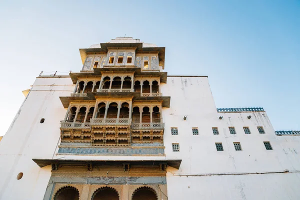 Palacio Monzón arquitectura histórica en Udaipur, India — Foto de Stock