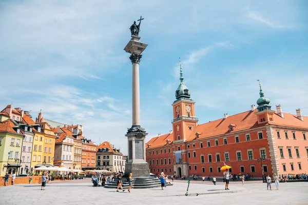 Warsaw, Poland - June 14, 2019 : Sigismund's Column and Royal Castle at old town — Stock Photo, Image