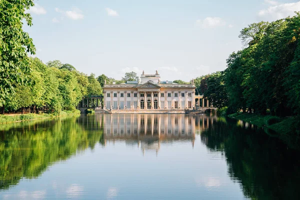 Lazienki palats på vattnet vid Lazienki park i Warszawa, Polen — Stockfoto