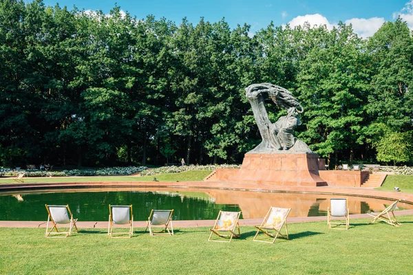 Varsovia, Polonia - 14 de junio de 2019: Monumento a Chopin en el parque Lazienki — Foto de Stock