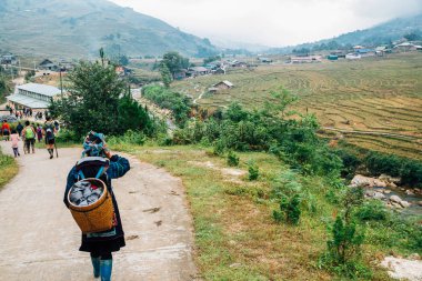 Sapa, Vietnam'da Hmong kadınları ve Lao Chai kırsal köyü