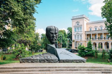 Sofya, Bulgaristan - 4 Ağustos 2019 : Stefan Stambolov ve Central Military Club Kristal Bahçe Anıtı