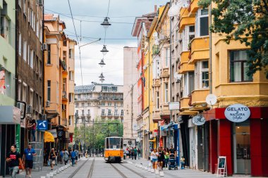 Sofya, Bulgaristan - 4 Ağustos 2019 : Graf Ignatiev alışveriş caddesi ve eski tramvay
