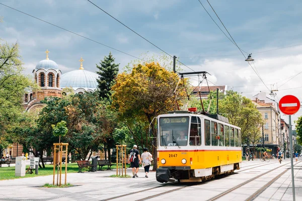 Sofia, Bulgária - 4 de agosto de 2019: Graf Ignatiev street, Church of Sveti Sedmochislenitsi and old tram — Fotografia de Stock