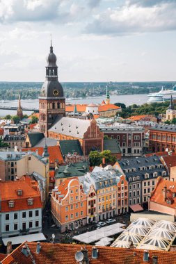 Letonya 'daki St. Peter Kilisesi gözlemevinden Riga eski kasaba panoramik manzarası