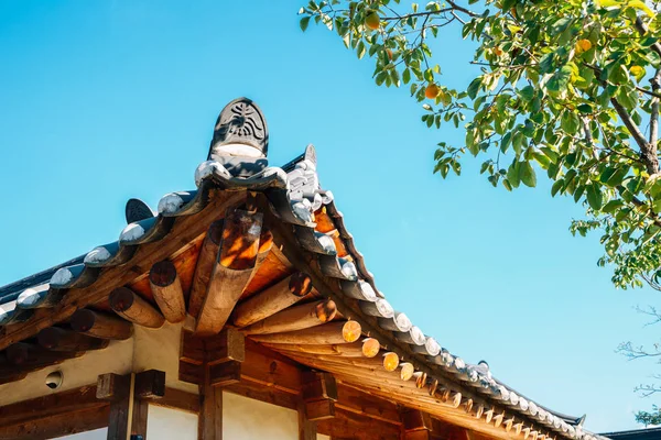 Koreański tradycyjny drewniany dach w Gyochon Hanok Village w Gyeongju, Korea — Zdjęcie stockowe