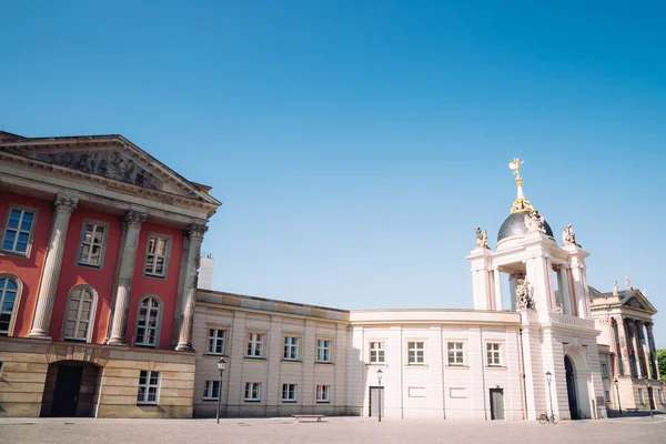 Am Alten Markt piazza e Landtag Brandeburgo parlamento a Potsdam, Germania — Foto Stock