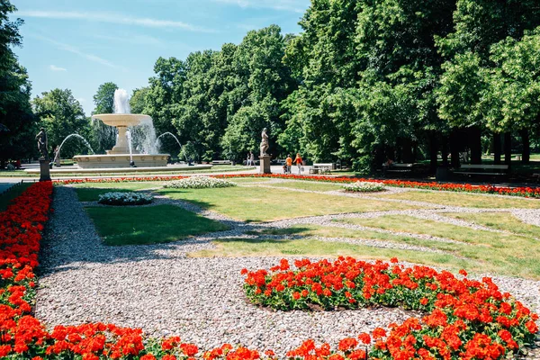 Саксонський сад фонтан навесні у Варшаві, Польща — стокове фото