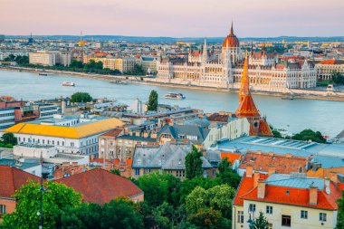 Macaristan Parlamento Binası ve Tuna Nehri, Macaristan'da gün batımında Budapeşte şehir panorama görünümü