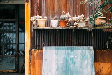 Takamatsu, Japonya - 19 Nisan 2019 : Kitahama Alley vintage cafe street