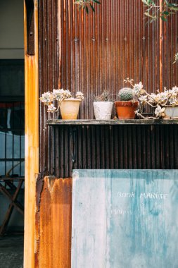 Takamatsu, Japonya - 19 Nisan 2019 : Kitahama Alley vintage cafe street