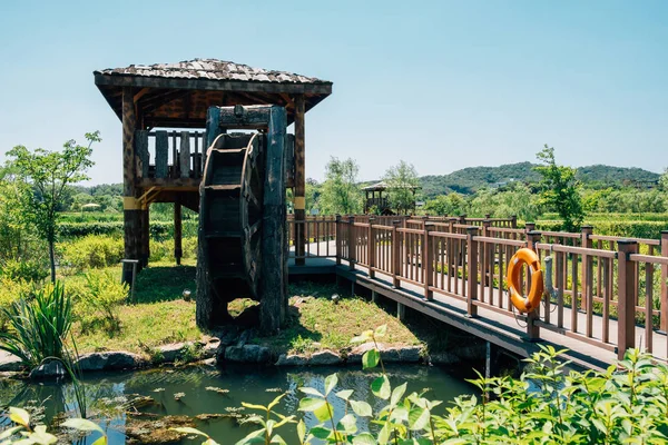 Водяне колесо і павільйон на озері Вангсонг парк в Uiwang, Корея — стокове фото