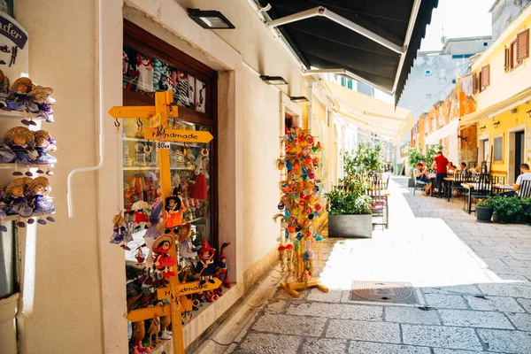 Zadar, Croacia - 4 de julio de 2019: Old town shopping street — Foto de Stock