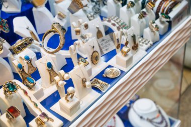 Kotor, Karadağ - 15 Temmuz 2019 : Kuyumcu vitrini