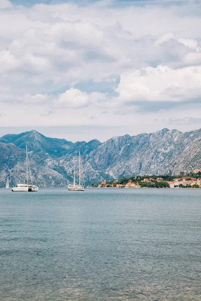 Kotor, moře a staré město v Kotoru, Černá Hora — Stock fotografie