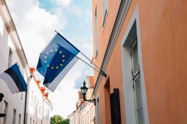 Avrupa Birliği bayrağı ve Estonya'nın Tallinn, Estonya'daki eski kent merkezinde ulusal bayrağı