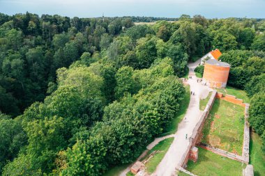 Sigulda, Letonya'daki Turaida Kalesi ortaçağ kalıntıları