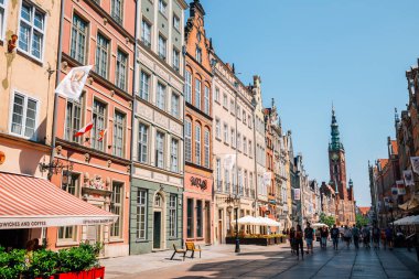 Gdansk, Polonya - 12 Haziran 2019: Eski kasaba binaları ve Dlugi Targ Caddesi 'ndeki belediye binası