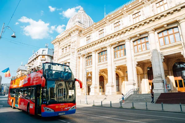 Bucareste, Romênia - 27 de julho de 2019: City tour bus and National Museum of Romanian History on Victory street — Fotografia de Stock