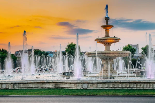 Fonteinen met zonsondergang op het Unirii-plein in Boekarest, Roemenië — Stockfoto