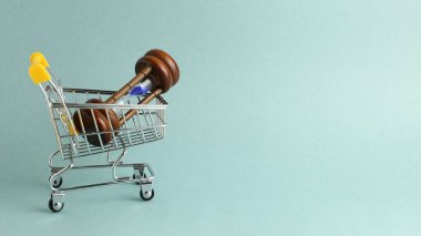 Alışveriş arabasında kum saati. Zaman kavramı satın almak, zaman paradır.