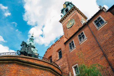 Krakow, Polonya - 17 Haziran 2019: Wawel Katedrali ve Wawel Kalesi 'ndeki anıt