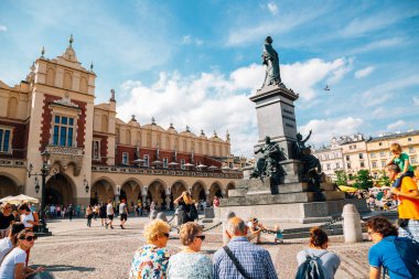 Krakow, Polonya - 17 Haziran 2019: Sukiennice ve Adam Mickiewicz Anıtı Ana Pazar Meydanında (Rynek Glowny)