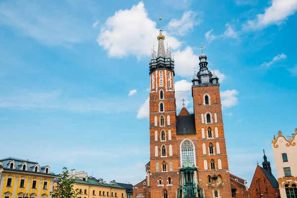 St. Mary's Basilica at Main Market Square (Rynek Glowny) in Krakow, Poland — Stock Photo, Image