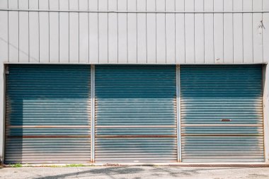 Binanın kapalı metal kepenk kapısı