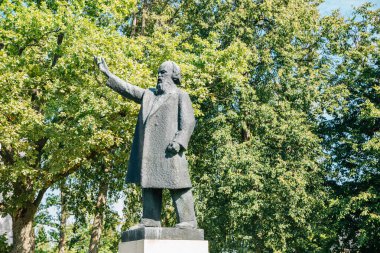 Sigulda, Letonya - 12 Ağustos 2019: Sigulda Kalesi 'ndeki Ata Kronvalda piemineklis heykeli