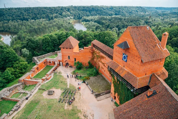 Zamek Turaida średniowieczne ruiny w Siguldzie, Łotwa — Zdjęcie stockowe