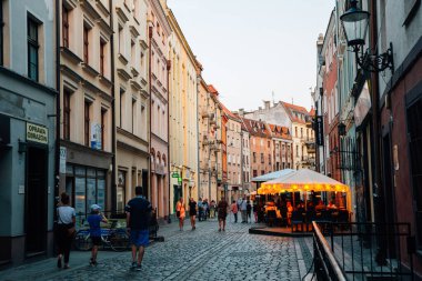 Torun, Polonya - 10 Haziran 2019: Eski kasaba ortaçağ binaları ve restoranı