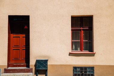 Polonya 'nın Torun kentindeki eski kasaba evi, kapısı ve penceresi.