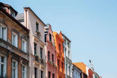 Polonya 'nın Torun kentindeki eski renkli binalar
