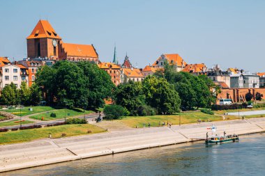 Polonya 'daki Torun eski kasabası ve Vistula Nehri