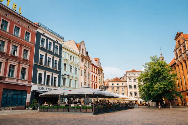 Torun, Poland - June 10, 2019 : Medieval old buildings at Old Town Hall Rynek Staromiejski square — Stock Photo, Image