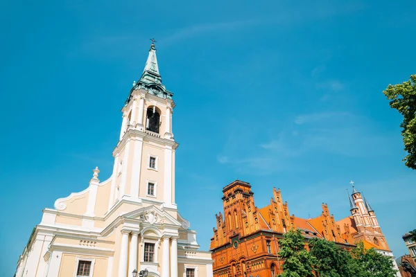 A Szentlélek Temploma és Központi Postahivatal a Rynek Staromiejski téren Torunban, Lengyelországban — Stock Fotó