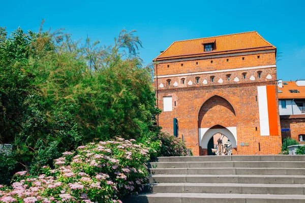 Casco antiguo Brama Puerta de Klasztorna en Torun, Polonia — Foto de Stock