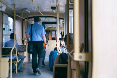 Macaristan, Budapeşte 'deki yolcularla birlikte tramvayın içinde.