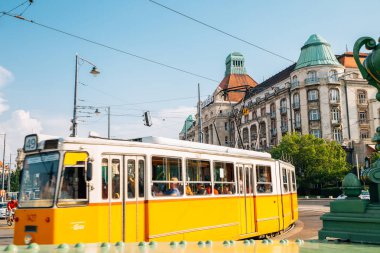 Budapeşte, Macaristan - 27 Haziran 2019: Özgürlük Köprüsü ve sarı tramvay