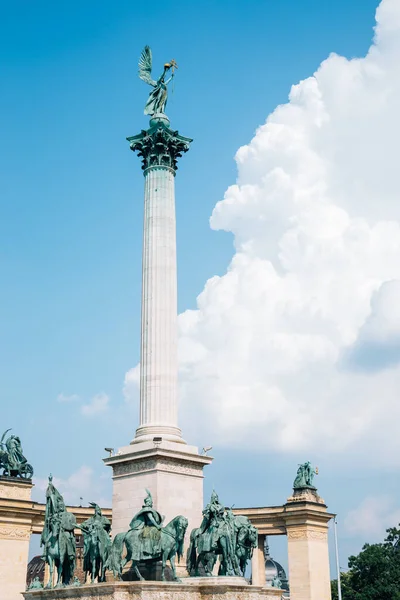Monumento al Milenio en la Plaza de los Héroes en Budapest, Hungría — Foto de Stock