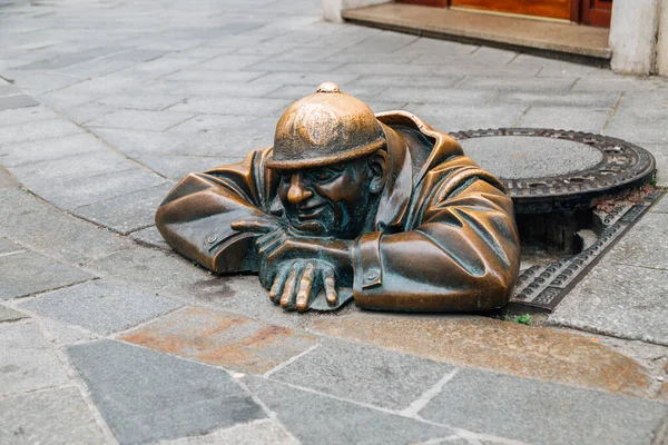 Bratislava, Slowakije - 22 juni 2019: Cumil man aan het werk standbeeld in oude stad — Stockfoto