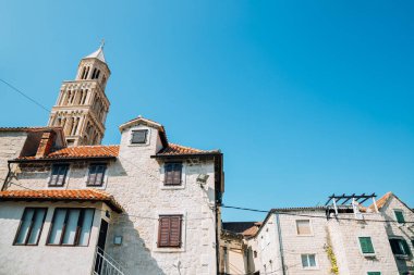 Hırvatistan 'ın Split kentindeki eski kasaba binaları ve Diocletian Sarayı Saint Domnius Katedrali Çan Kulesi