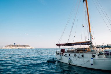 Hırvatistan 'ın Split kentinde Adriyatik deniz ve gemisi